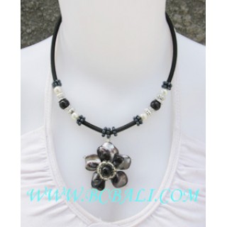 Floral Beads Shell Pendant Necklace