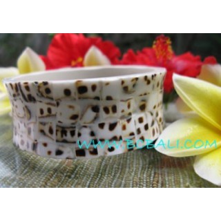 Fashion Bangles With White Shells