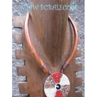 Fashionable Wooden Necklaces With Shell